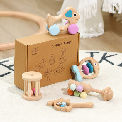 Coffret de hochets en bois Montessori comprenant cinq jouets d'éveil pour stimuler la motricité fine et les sens de bébé
