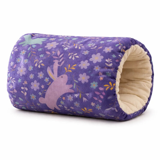 Coussin d’allaitement pour bras bébé motif lapin violet doux et ergonomique sur fond blanc