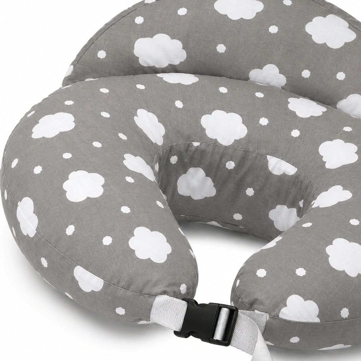 Zoom sur coussin d’allaitement gris motif nuages avec tissu doux et soutien ergonomique pour bébé