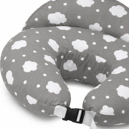 Zoom sur coussin d’allaitement gris motif nuages avec tissu doux et soutien ergonomique pour bébé