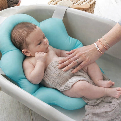 coussin de bain bébé sécurisé avec support tête cou et dos utilisé dans baignoire avec maman