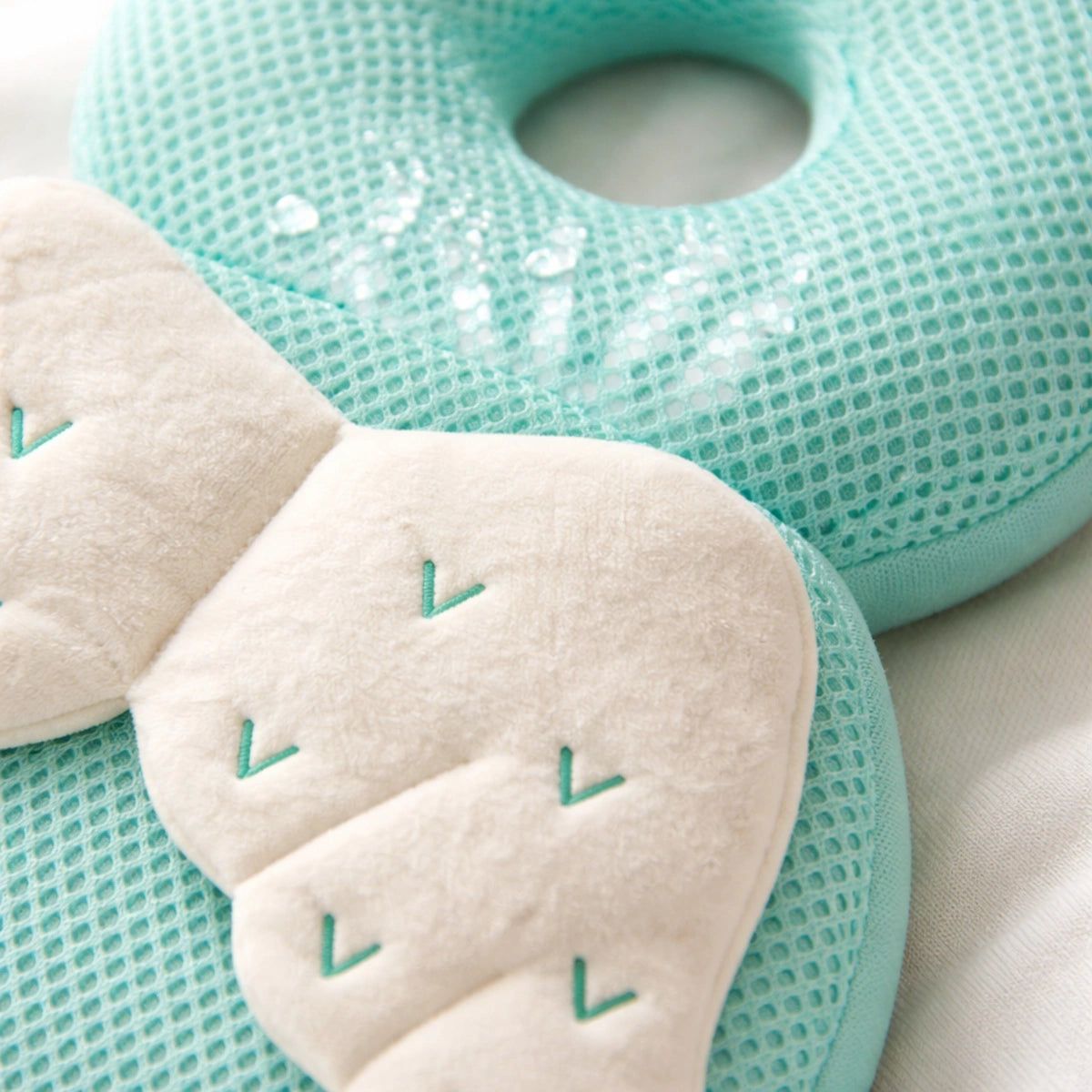 Gros plan du tissu respirant et des coutures du coussin anti-chute bébé, matière douce et confortable