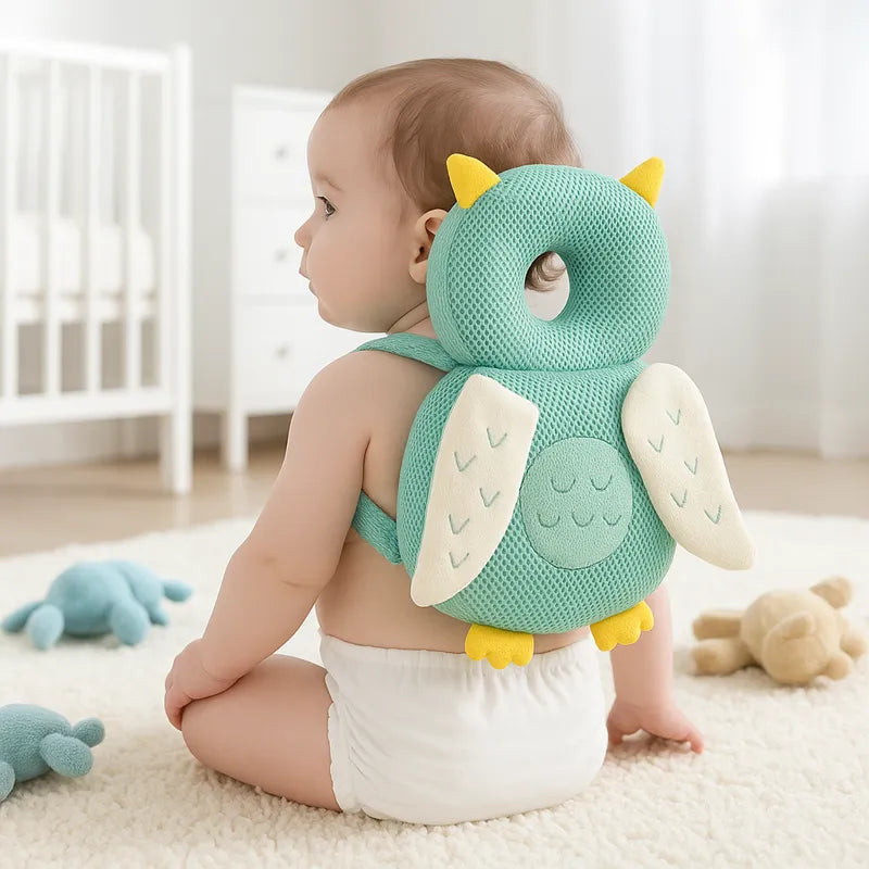 Bébé assis portant un coussin bébé anti-chute hibou vert menthe pour protéger la tête