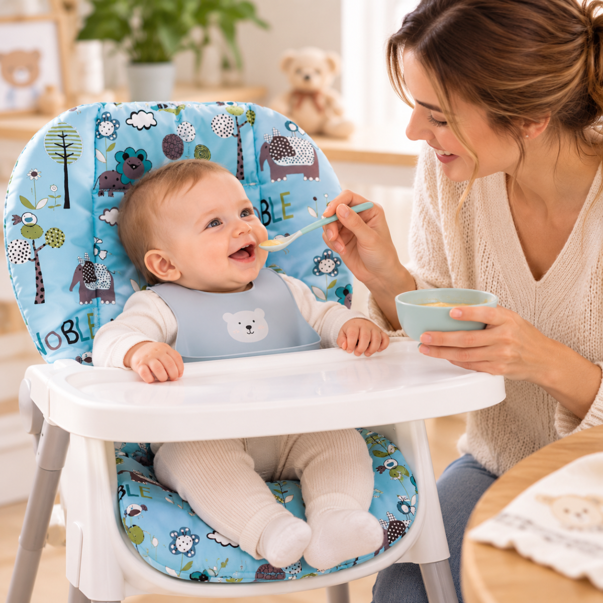 Coussin bleu pour chaise haute bébé confortable pendant le repas avec maman