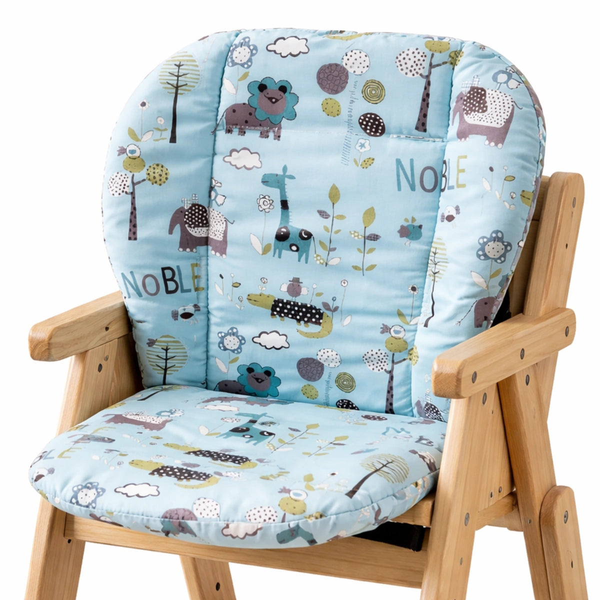 coussin chaise haute bébé motif jungle installé sur chaise en bois siège bébé rembourré