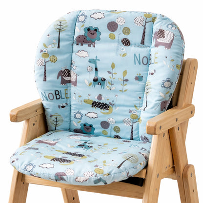 coussin chaise haute bébé motif jungle installé sur chaise en bois siège bébé rembourré
