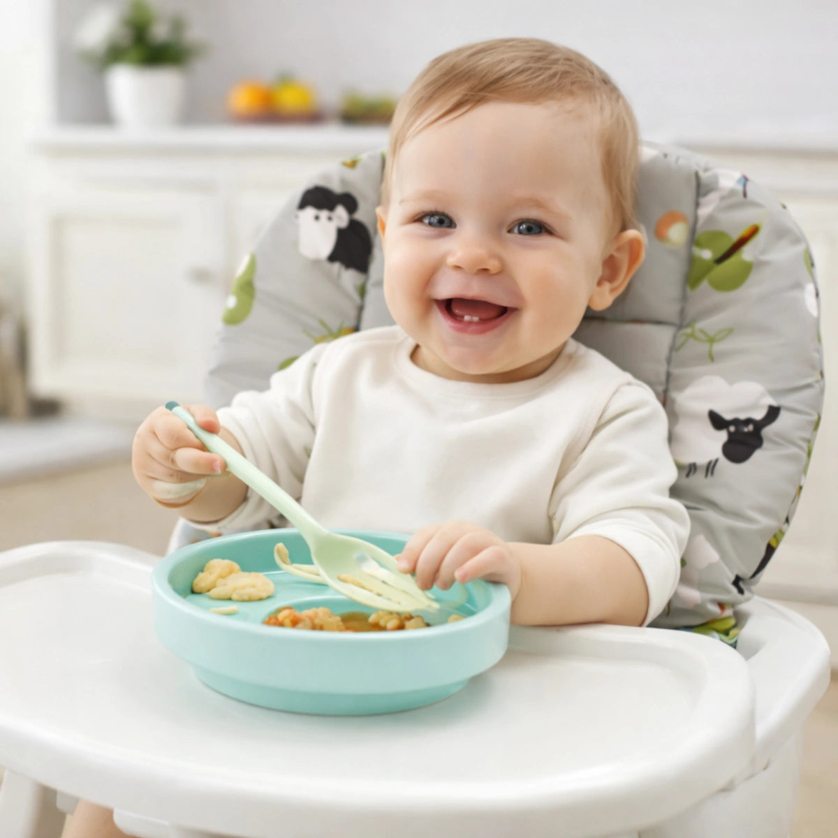 bébé mange dans chaise haute avec coussin de siège ergonomique confortable pour repas bébé