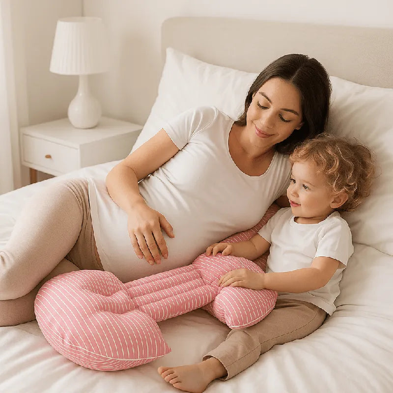 Maman enceinte et enfant assis avec coussin de grossesse