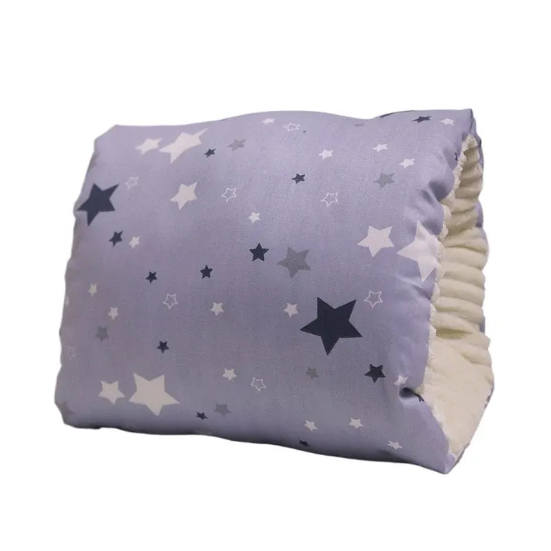 Coussin d’allaitement bébé bleu motif étoiles soutien moelleux confort