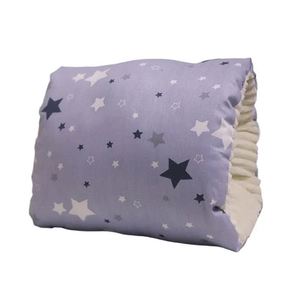 Coussin d’allaitement bébé bleu motif étoiles soutien moelleux confort