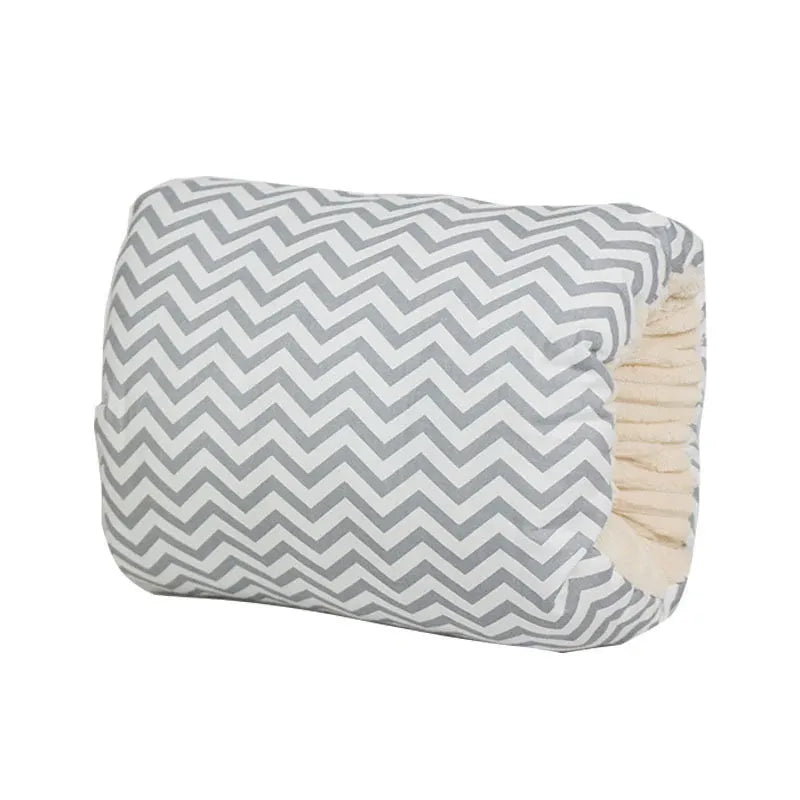 Coussin d’allaitement bébé gris motif zigzag design moderne confort