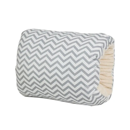 Coussin d’allaitement bébé gris motif zigzag design moderne confort