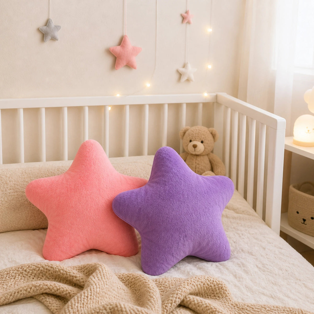 Coussins étoile pastel sur lit bébé décoration chambre bébé coussin moelleux et sécuritaire