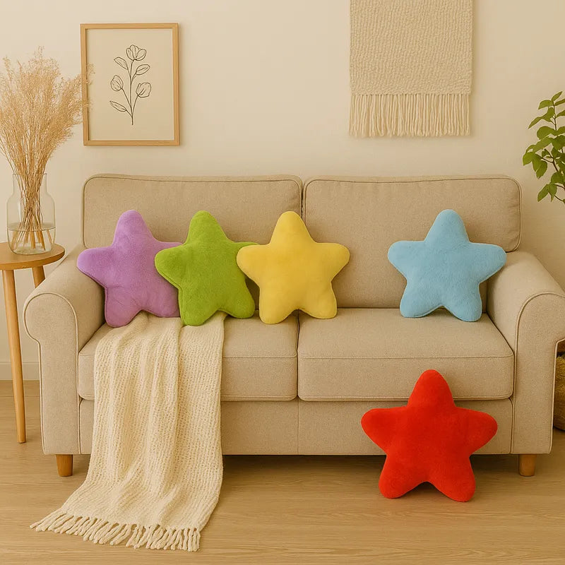 Coussins en forme d'étoile sur canapé