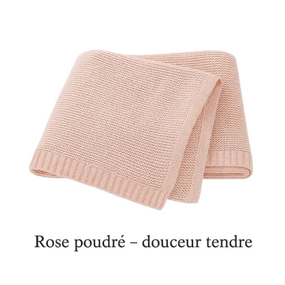 Couverture bébé rose poudré en tricot, douceur tendre et élégante pour nouveau-né.