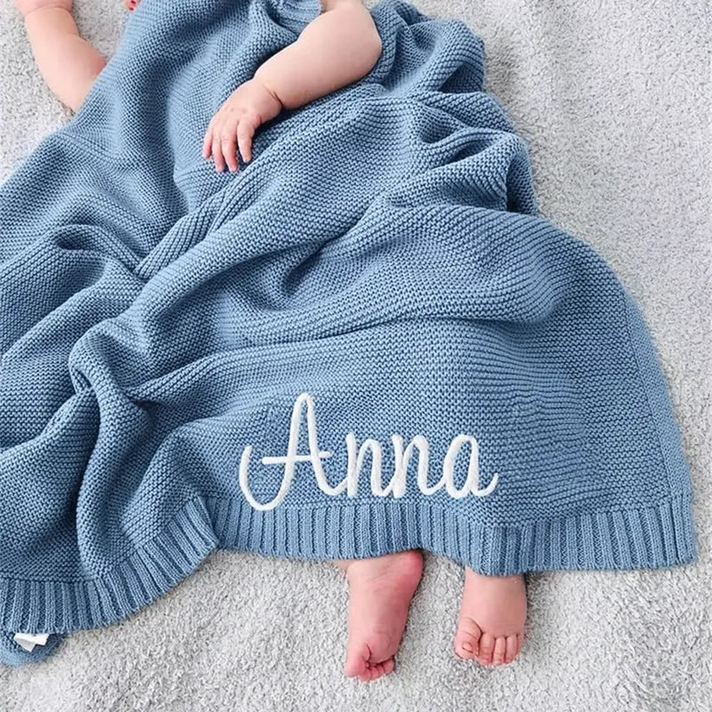Bébé endormi sous couverture bleue personnalisée Anna, tricot doux et chaud.