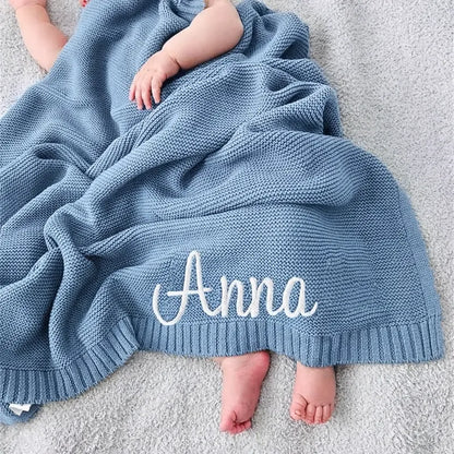 Bébé endormi sous couverture bleue personnalisée Anna, tricot doux et chaud.