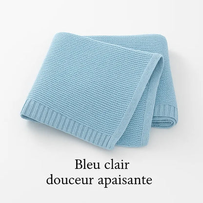 Couverture bébé bleu clair en tricot, douceur apaisante pour un sommeil paisible.