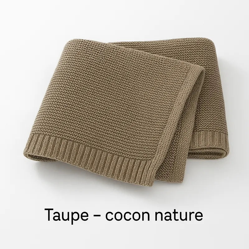 Couverture bébé taupe en tricot, cocon naturel et chaleur réconfortante.