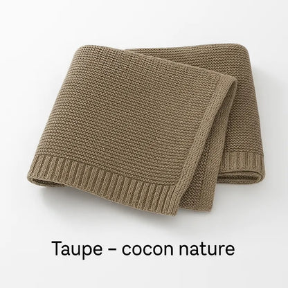 Couverture bébé taupe en tricot, cocon naturel et chaleur réconfortante.