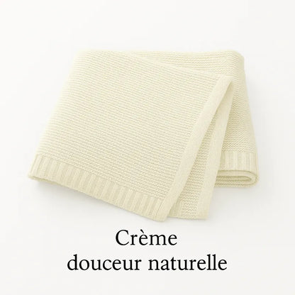 Couverture bébé crème en tricot, douceur naturelle et confort quotidien.