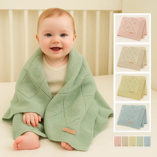 Bébé avec couverture tricot verte et 4 autres variantes