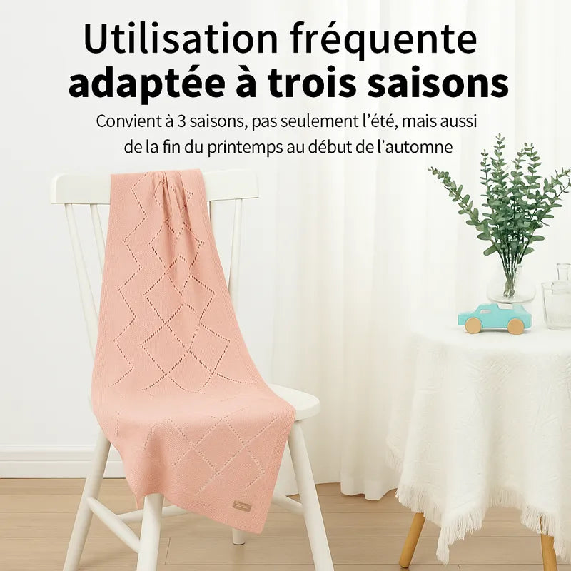 Couverture bébé tricot coton rose posée sur chaise, adaptée trois saisons