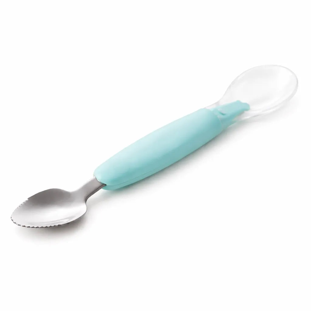 Cuillère bébé double embout pour fruits avec manche ergonomique bleu sur fond blanc
