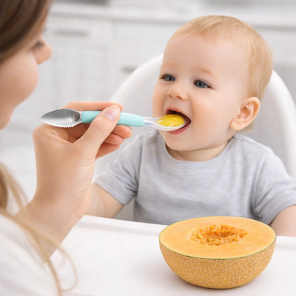 Cuillère fruit bébé multifonction utilisée pour nourrir un bébé avec purée de melon
