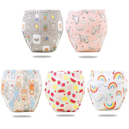 Cinq modèles de culottes d’apprentissage bébé aux motifs de licornes, lapins, fruits et arcs-en-ciel.