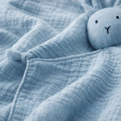 Doudou bébé bleu en gaze de coton douce, texture respirante et apaisante pour nouveau-né