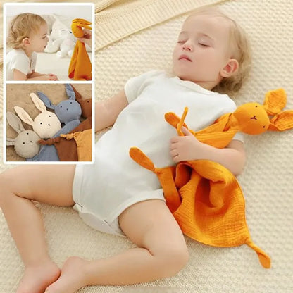 ébé endormi tenant un doudou lapin jaune en coton doux