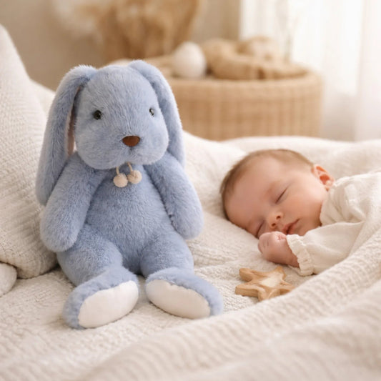 bébé endormi avec doudou lapin bleu peluche douce réconfortante pour nouveau-né ambiance cocooning