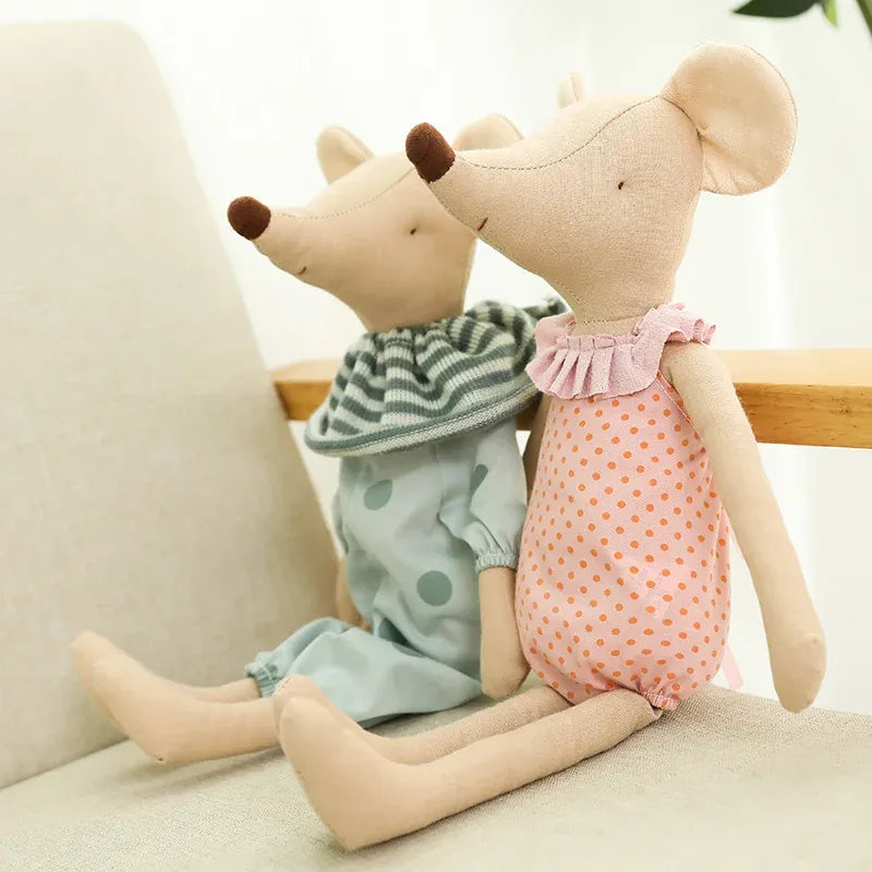 Deux peluches souris en coton assises sur un canapé, jouet doux pour bébé