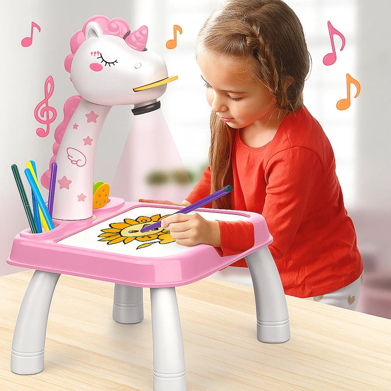 enfant qui colore sur table a dessin