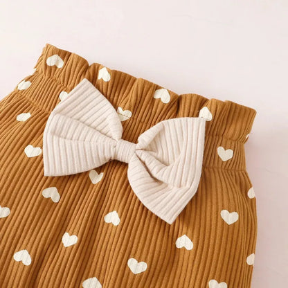 Jupe bébé fille à cœurs avec grand nœud crème, tissu côtelé doux couleur caramel – Ensemble Cigogne & Bébé