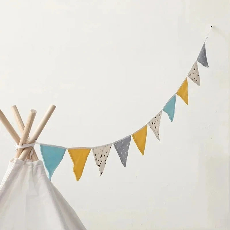 Fanions colorés coton pour chambre d’enfant ou tente tipi décorative.