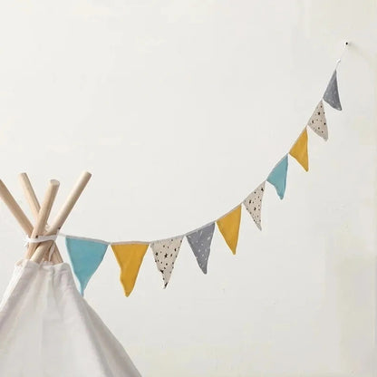 Fanions colorés coton pour chambre d’enfant ou tente tipi décorative.