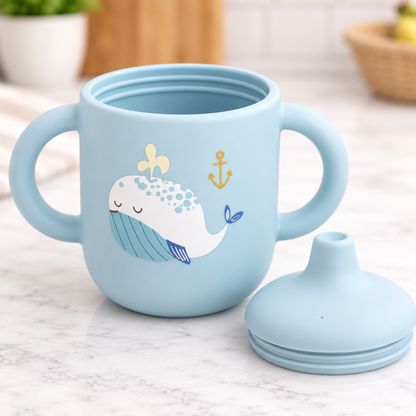 Gobelet bébé en silicone bleu avec deux poignées, motif baleine et couvercle