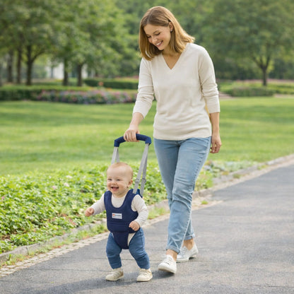 Bébé avec harnais de marche bleu accompagné de sa maman pour apprendre à marcher en extérieur en sécurité
