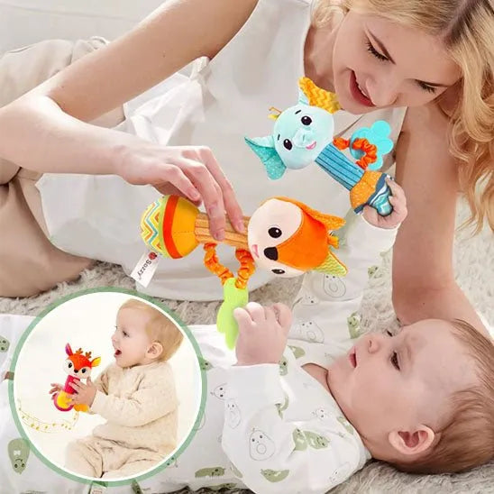 Maman qui stimule son bébé avec un hochet bébé