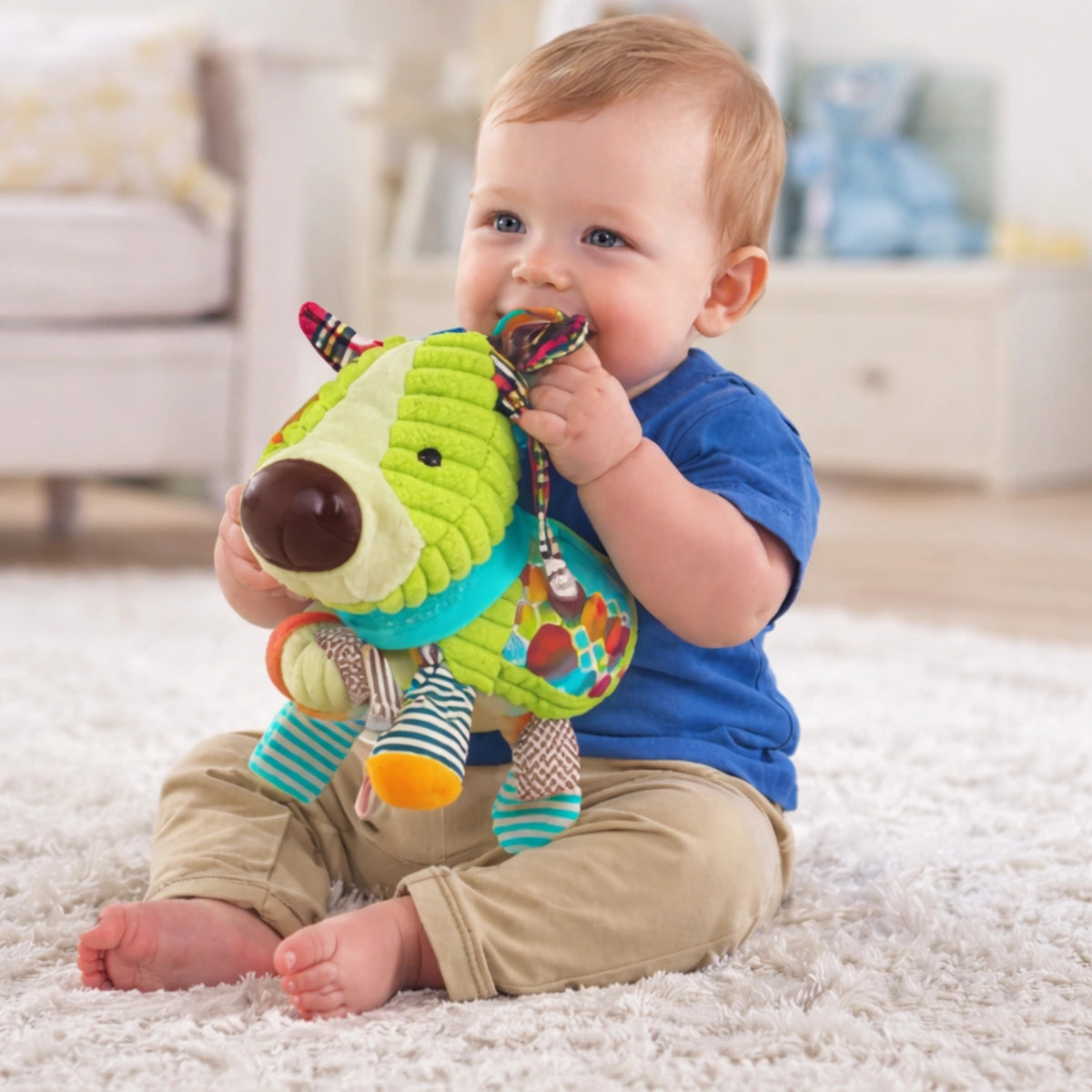 Hochet bébé animaux sensoriel en peluche colorée avec bébé assis jouant sur tapis doux, jouet d’éveil sécurisé pour développement sensoriel dès la naissance