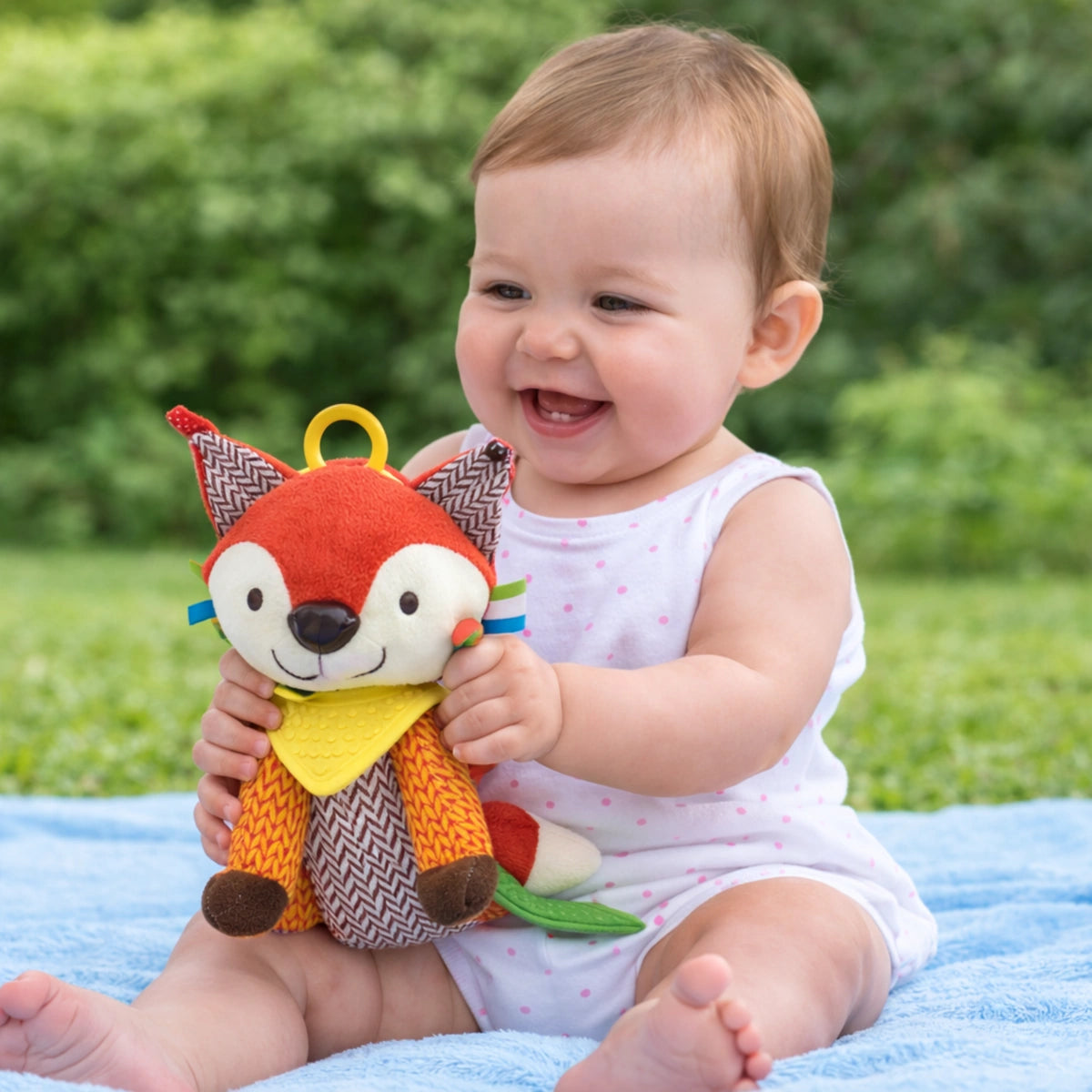Hochet bébé renard sensoriel en tissu doux avec bébé souriant en extérieur, jouet d’éveil pour stimulation