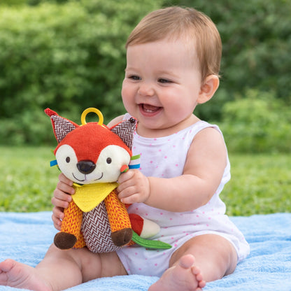 Hochet bébé renard sensoriel en tissu doux avec bébé souriant en extérieur, jouet d’éveil pour stimulation