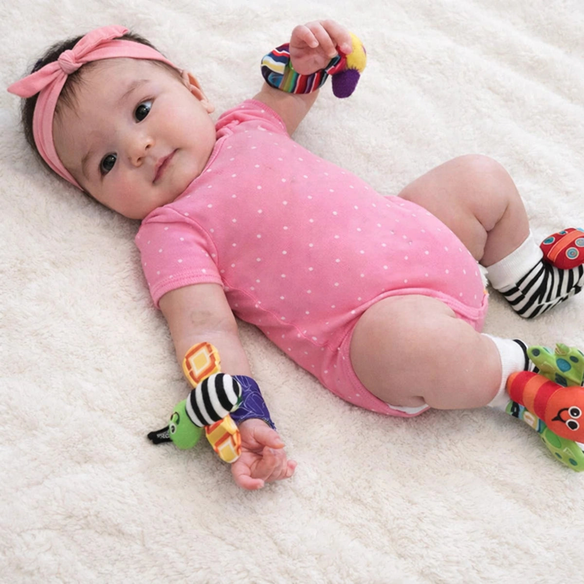 Bébé fille avec chaussettes hochet animaux jouet d’éveil sensoriel pour développement visuel