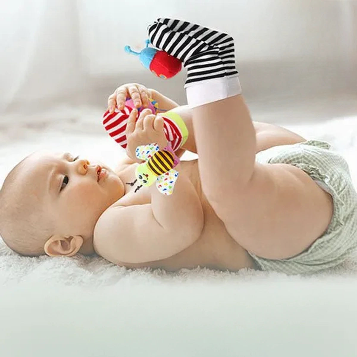 Bébé jouant avec chaussettes hochet animaux colorées jouet d’éveil sensoriel pour stimulation motrice