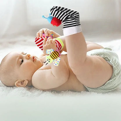 Bébé jouant avec chaussettes hochet animaux colorées jouet d’éveil sensoriel pour stimulation motrice