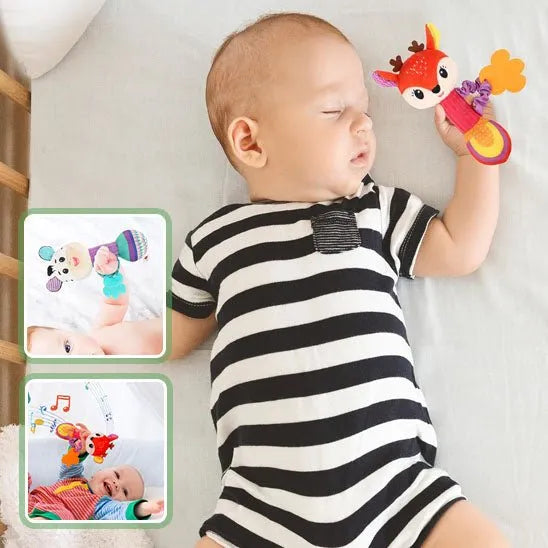 Bébé qui dort avec un hochet bébé dans la main