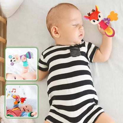 Bébé qui dort avec un hochet bébé dans la main