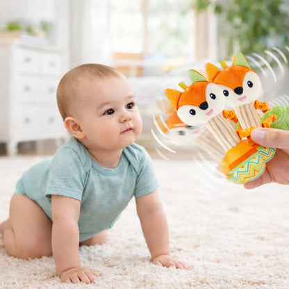 bébé jouant avec hochet renard sensoriel jouet d’éveil bébé motricité coordination stimulation visuelle